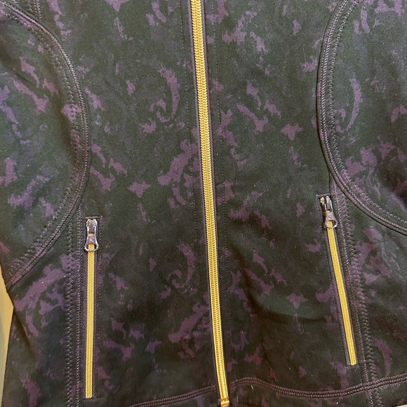 Lululemon Forme Jacket II *Textured Beautiful Baroque Deep Zinfandel Size 2 - Picture 5 of 10